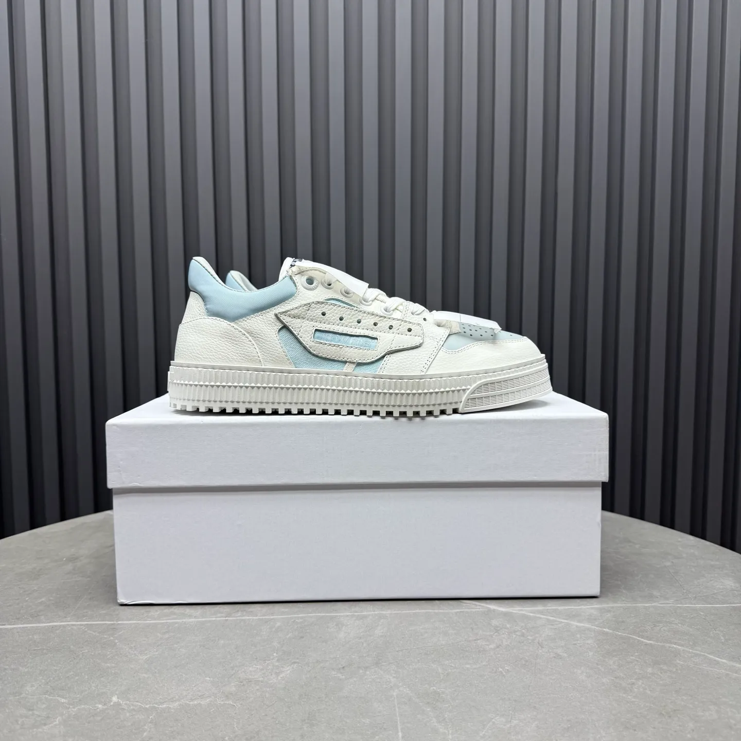 【OFF WHITE】P: 680💰Couple model👫, Size: Female 35-40. Male 39-44 (customized at 45.46) High-quality version👊 "Out of office" series original molding, original lasting, production process 1:1 original ➰OFF GRAY WHITE OW ➰ First layer of cowhide, imported skin-friendly and environmentally friendly polyester mesh, original molding, high elasticity and environmentally friendly molding pad Made with the original lasting process. The original molded rubber outsole (never yellows and deforms) has a super correct shape, bright color and strong three-dimensional effect👍. Packaging💯Full set of packaging synchronized with the official website (branded paper, certificate of quality, branded cloth bag)
